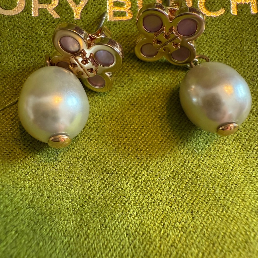 Tory Burch Kia Flower Pendant Necklace and Clover Earring’s NEW - Picture 12 of 15